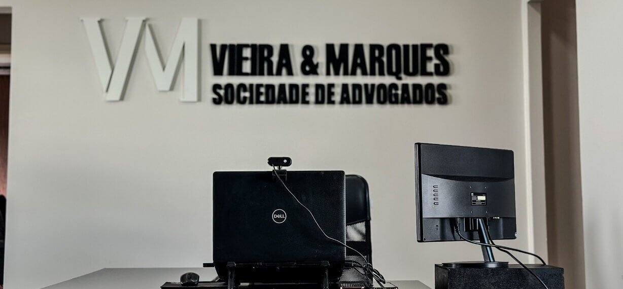 Recepção do escritório com a marca Vieira & Marques